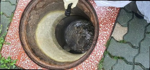 영도구 신선동 하수구막힘 배수 상태와 주변 누수 여부를 확인하는 모습