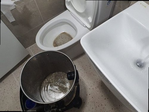 영도구 남항동 하수구막힘 배수구 주변 상태와 물 고임 여부를 확인하는 현장 점검 모습