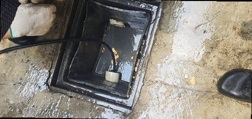영도구 동삼1동 하수구막힘 배수구 주변의 물 고임과 배수 상태를 확인하는 모습